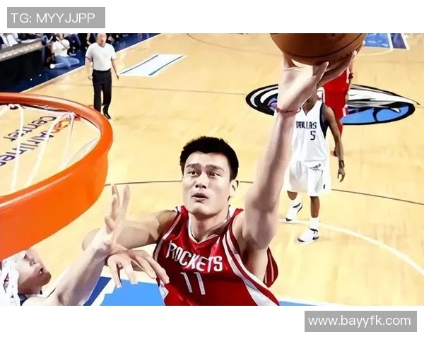 姚明领衔的火箭队对决魔术队的经典对抗赛回顾与分析